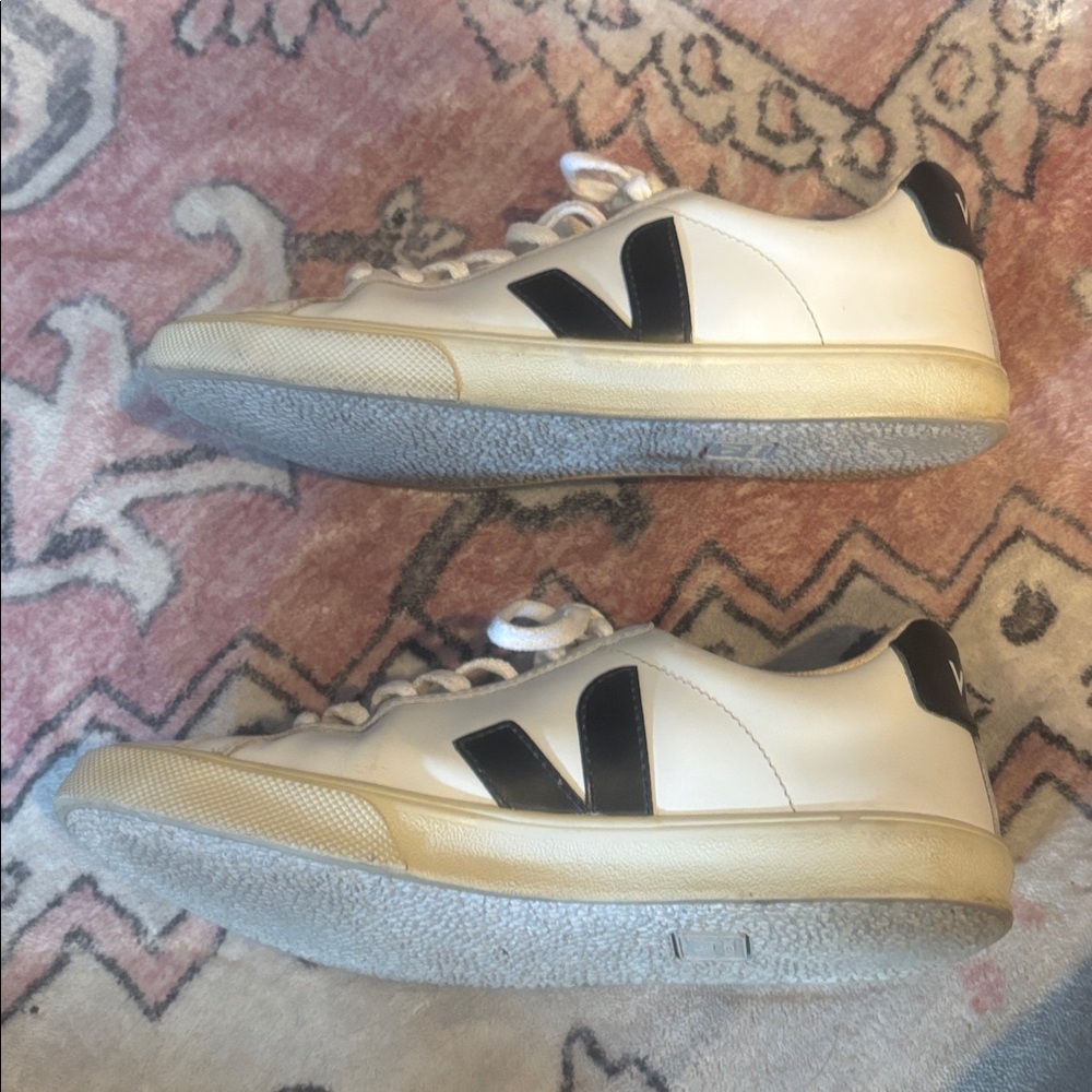 Veja White Leather Sneakers with Black Details, size 6 (US), 37 (EU) - Picture 10 of 10